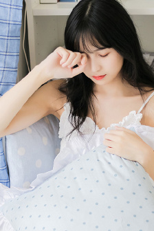 美女趴下解开裙子打屁股到红